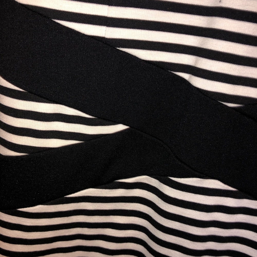 Great striped dress with waist detailing - Picture 9 of 15